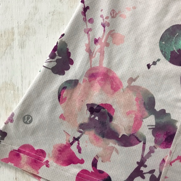 Lululemon Daily Tank in Blurred Blossoms Size 4 - Picture 5 of 7